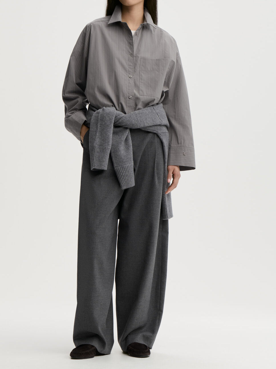 DERRIS bomullsskjorte fra By Malene Birger i fargen grå med hvite striper, laget i 100% organisk bomull. Oversized passform med knapper i front og brystlomme.