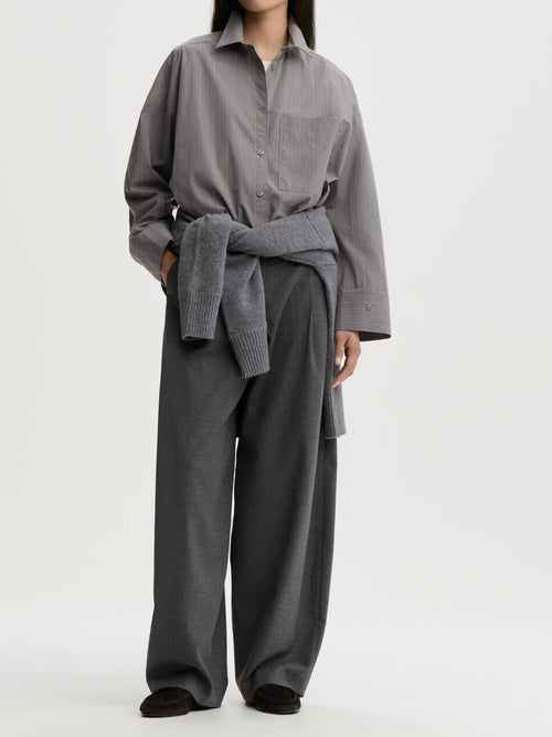 DERRIS bomullsskjorte fra By Malene Birger i fargen grå med hvite striper, laget i 100% organisk bomull. Oversized passform med knapper i front og brystlomme.