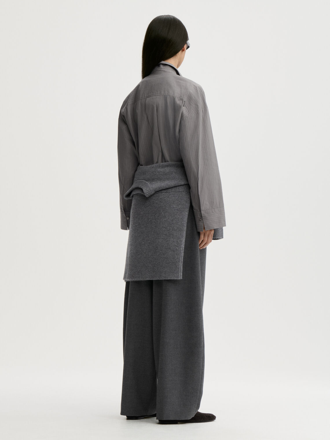 DERRIS bomullsskjorte fra By Malene Birger i fargen grå med hvite striper, laget i 100% organisk bomull. Oversized passform med knapper i front og brystlomme.