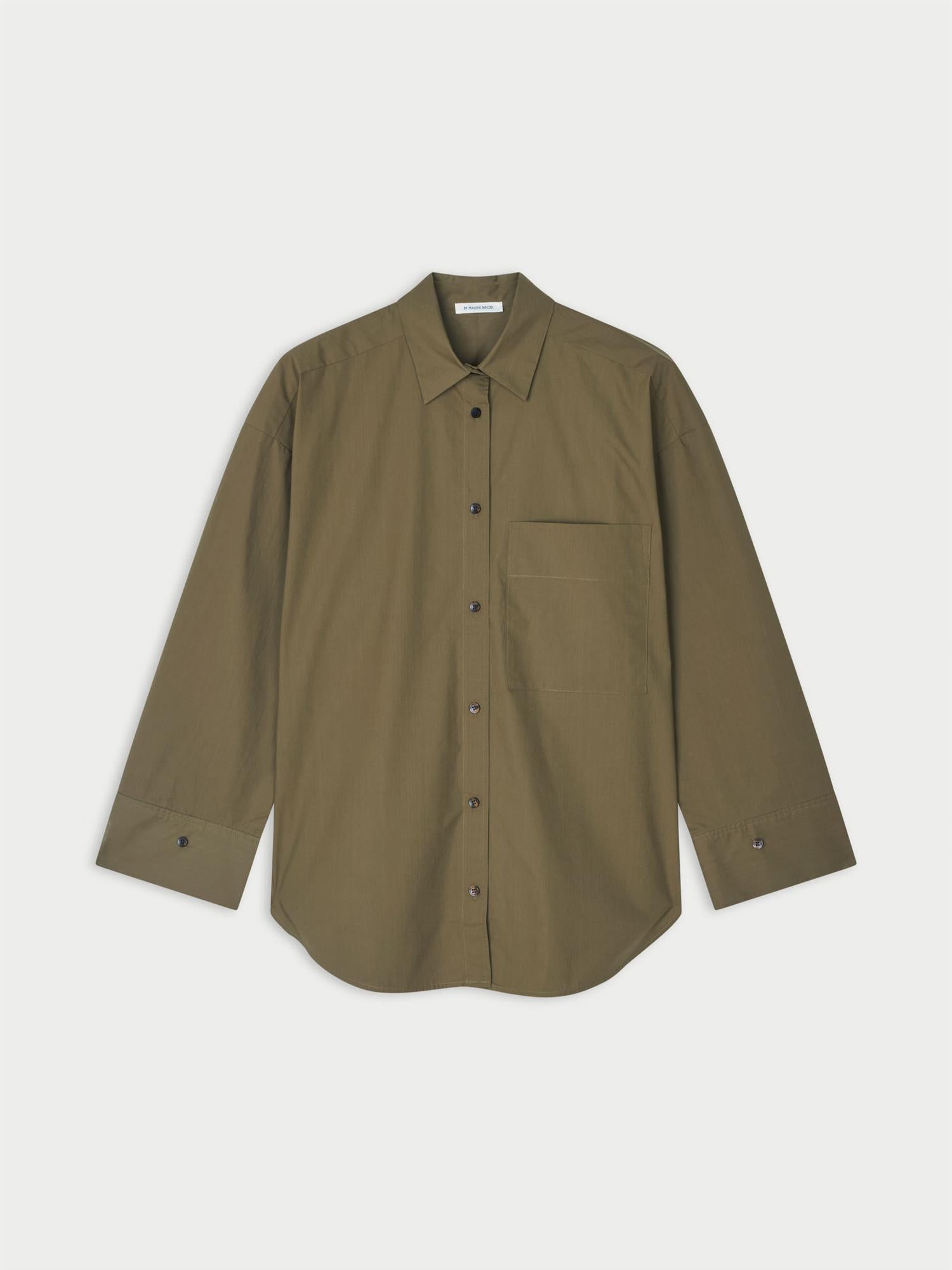 DERRIS bomullsskjorte fra By Malene Birger i fargen grønn, laget i 100% organisk bomull. Oversized passform med knapper i front og brystlomme.
