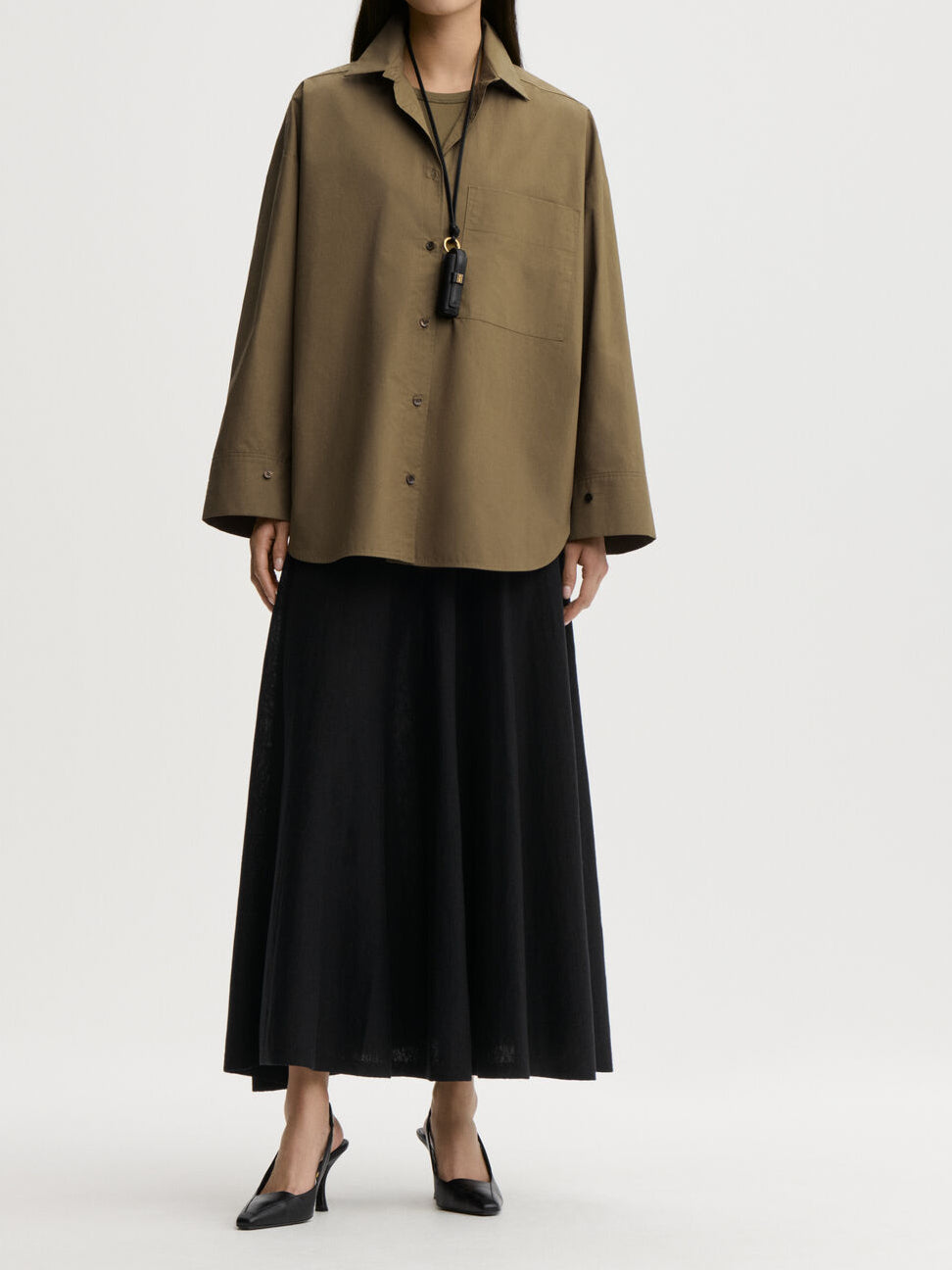 DERRIS bomullsskjorte fra By Malene Birger i fargen grønn, laget i 100% organisk bomull. Oversized passform med knapper i front og brystlomme.