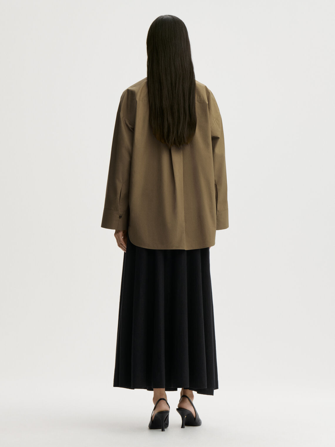 DERRIS bomullsskjorte fra By Malene Birger i fargen grønn, laget i 100% organisk bomull. Oversized passform med knapper i front og brystlomme.