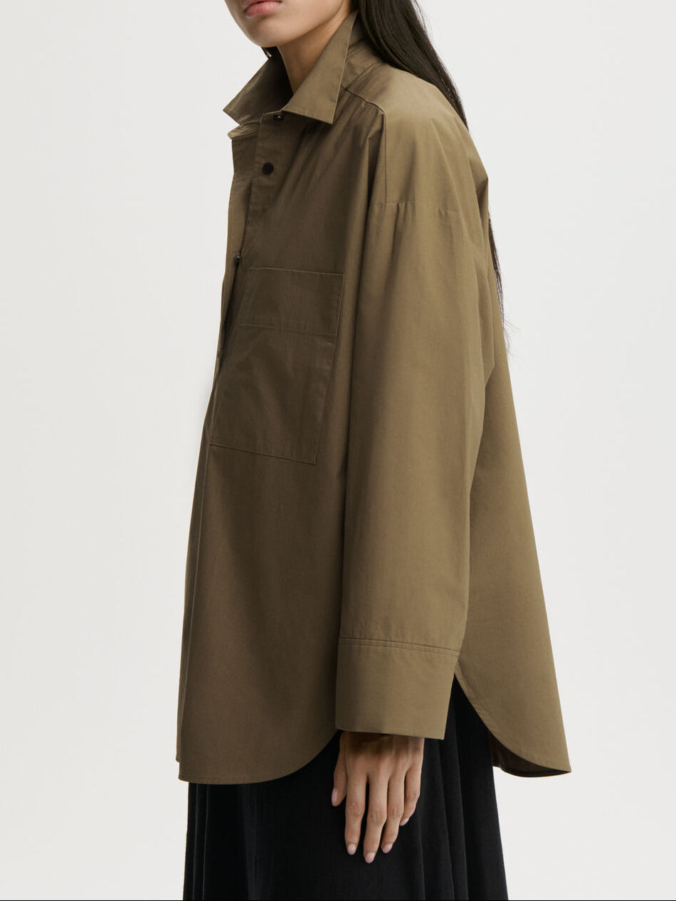 DERRIS bomullsskjorte fra By Malene Birger i fargen grønn, laget i 100% organisk bomull. Oversized passform med knapper i front og brystlomme.