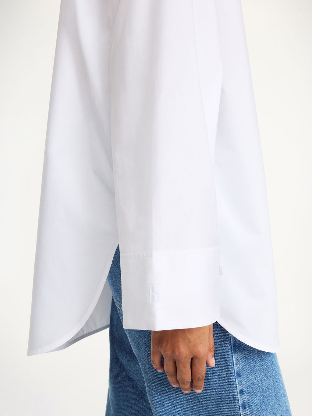 DERRIS skjorte fra By Malene Birger i fargen hvit, laget i 100% organisk bomull. Oversized passform med knapper i front og stor brystlomme.