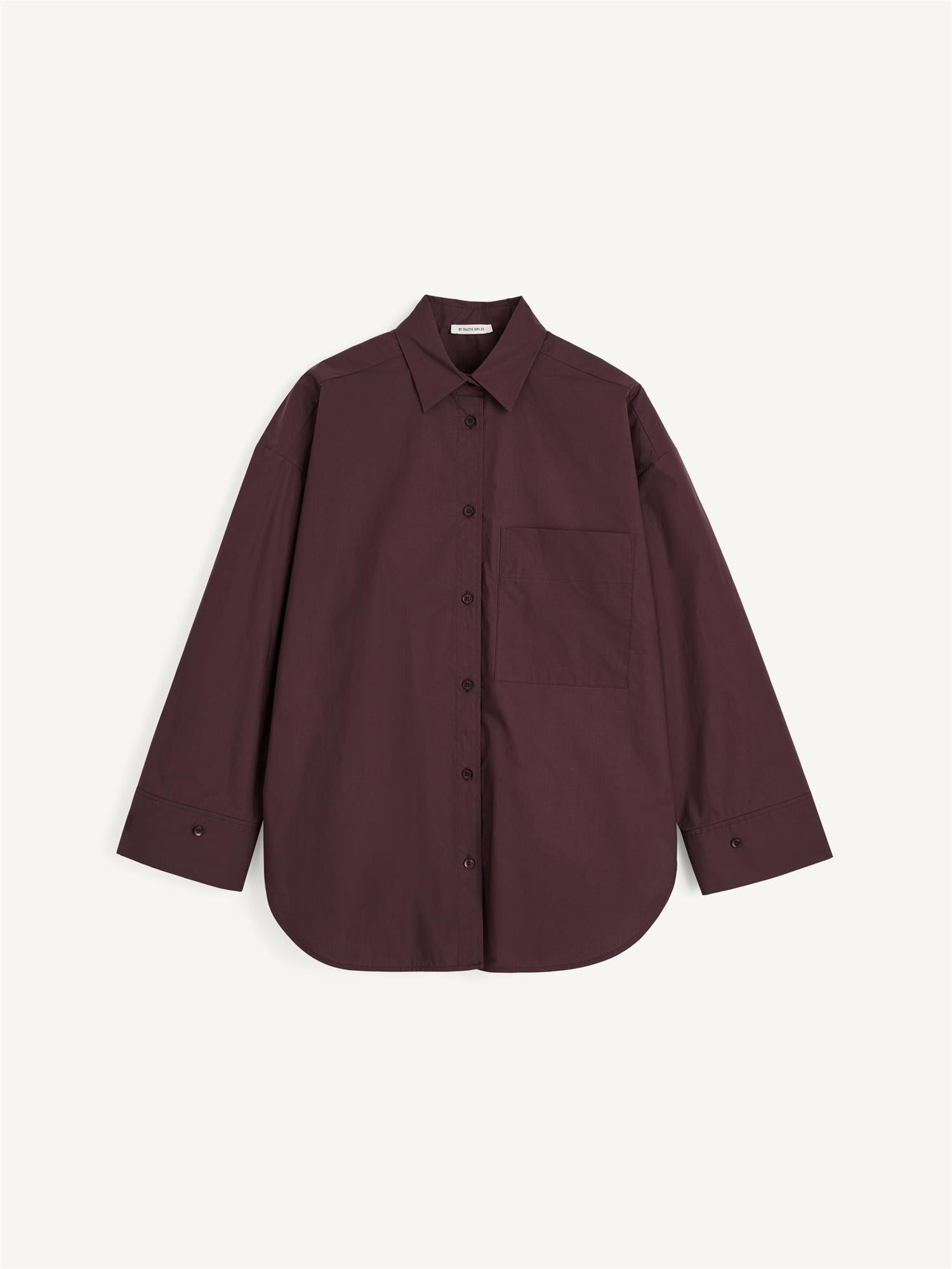 By Malene Birger Derris oversized bomullsskjorte i lilla med knapper i front og brystlomme.