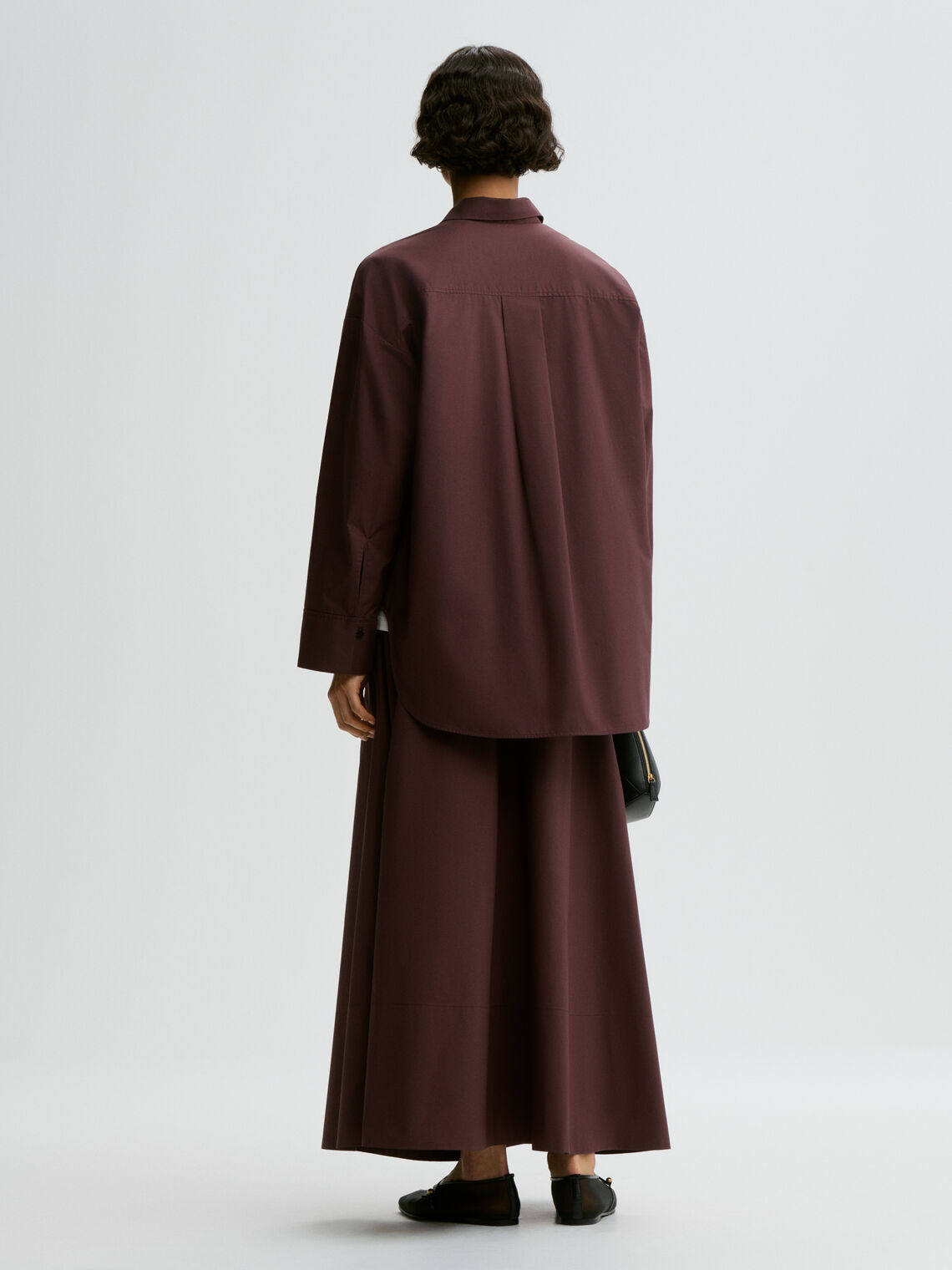 By Malene Birger Derris oversized lilla bomullsskjorte, baksidedetalj med legg i ryggen.