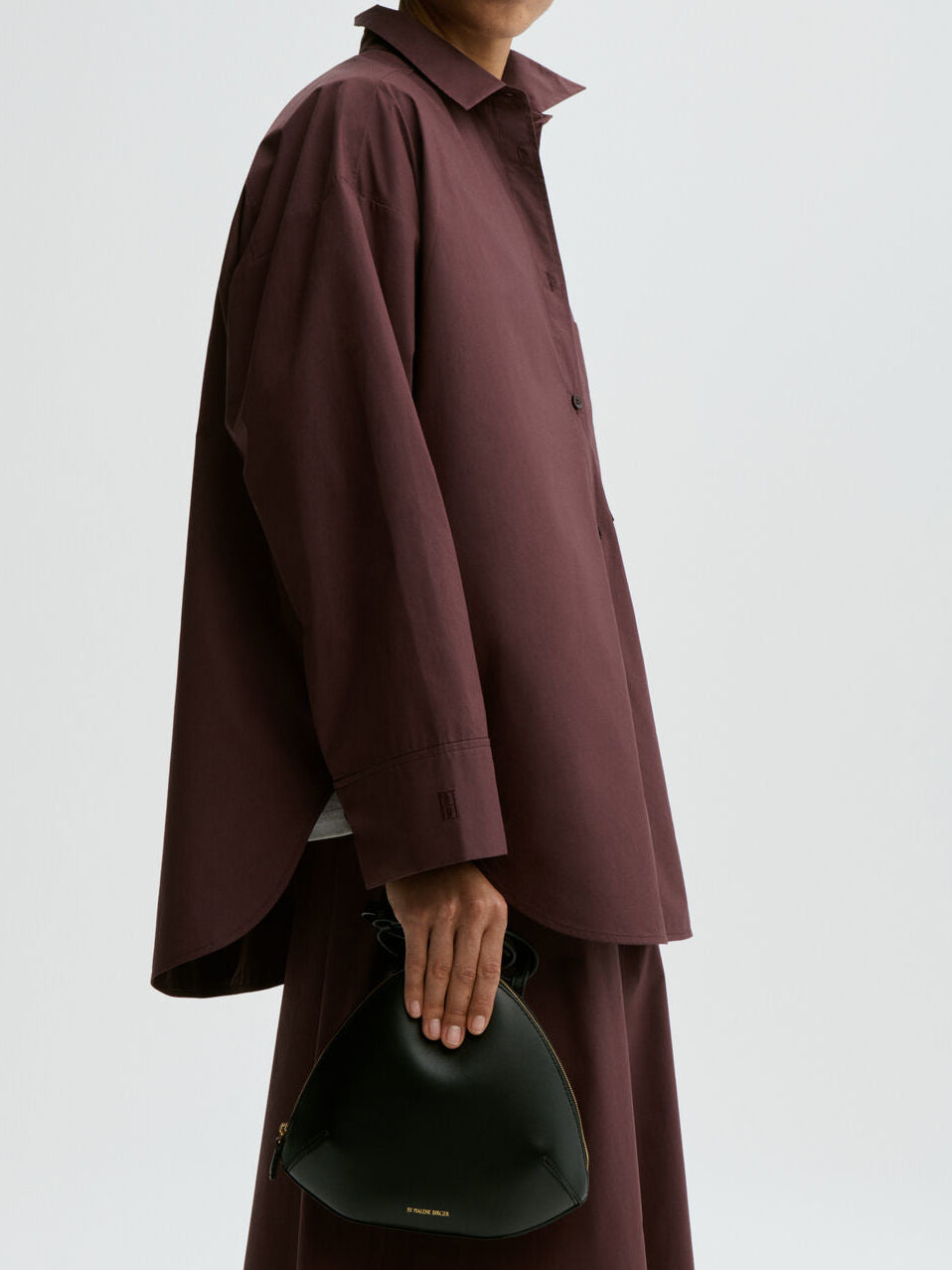 By Malene Birger Derris oversized lilla skjorte, detalj av brystlomme og knapperekke.