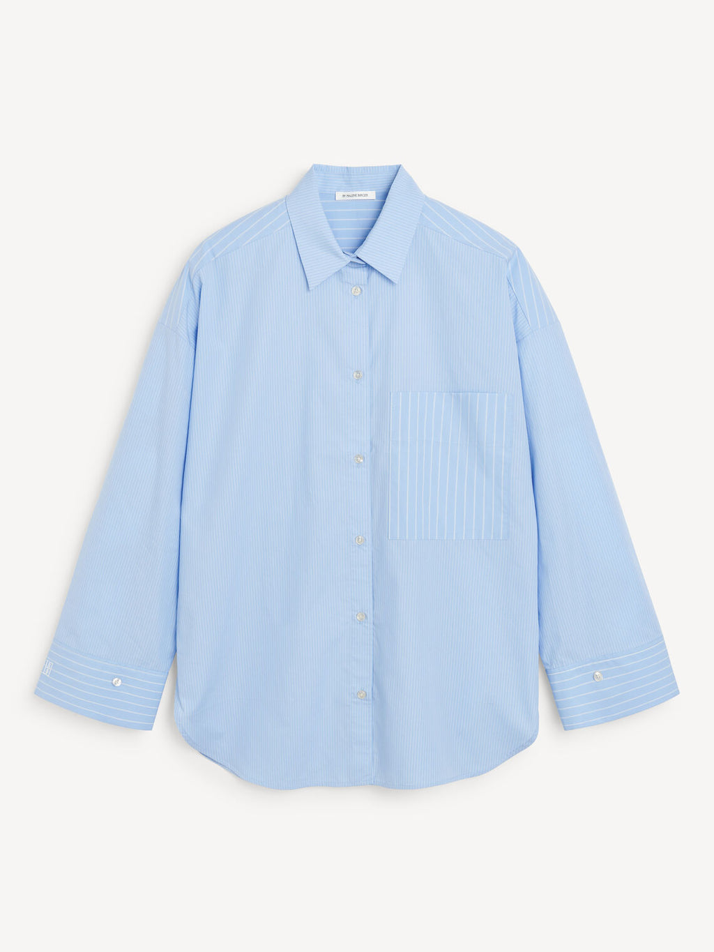 By Malene Birger Derris oversized bomullsskjorte i lyseblå med hvite striper, knapper i front og stor brystlomme.