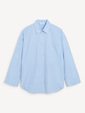 By Malene Birger Derris oversized bomullsskjorte i lyseblå med hvite striper, knapper i front og stor brystlomme.