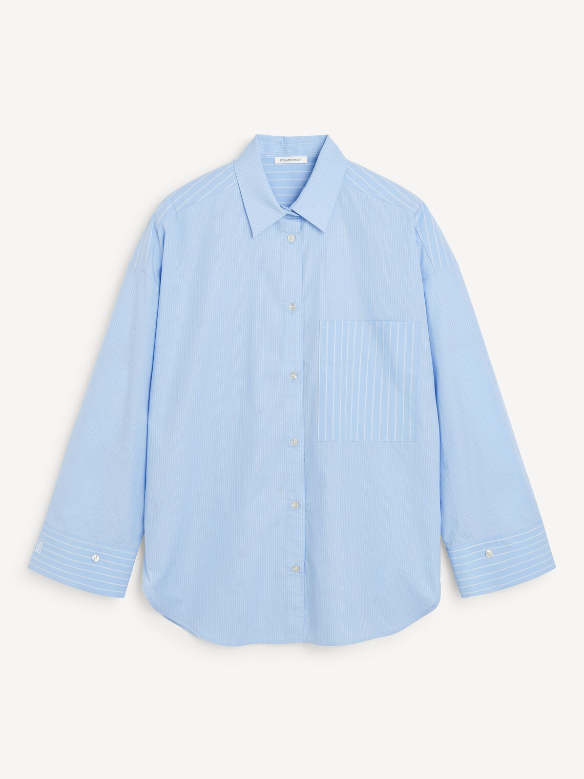 By Malene Birger Derris oversized bomullsskjorte i lyseblå med hvite striper, knapper i front og stor brystlomme.