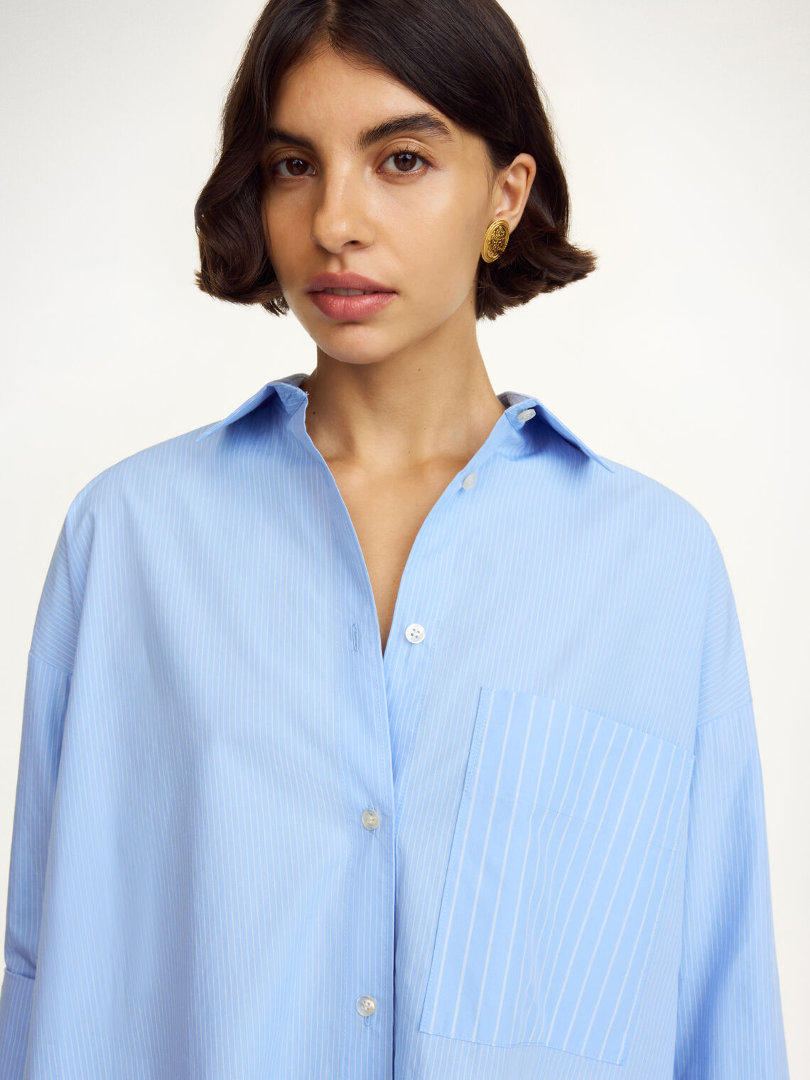 By Malene Birger Derris oversized bomullsskjorte i lyseblå med hvite striper, oversized passform og brystlomme.