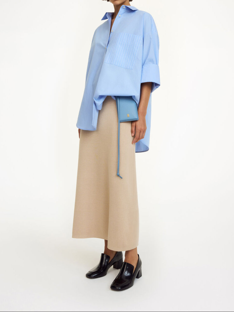 By Malene Birger Derris oversized bomullsskjorte i lyseblå med hvite striper, knapper i front og stor brystlomme.