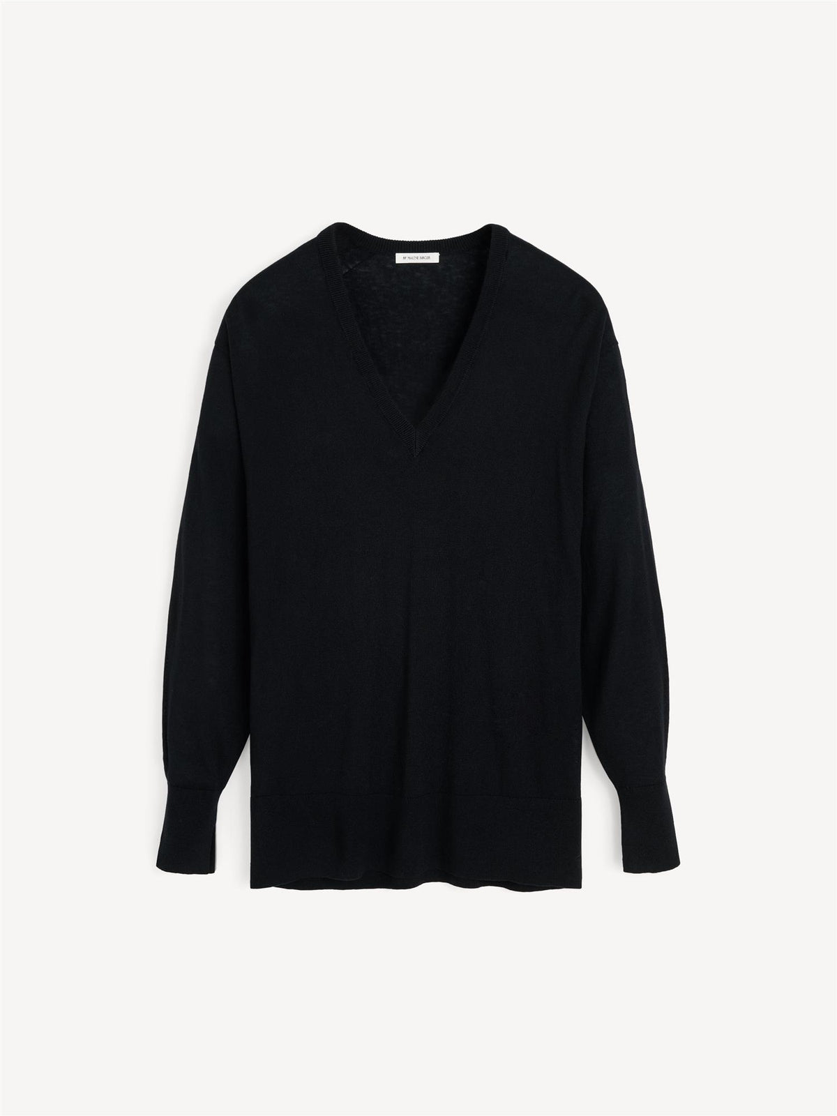 DERYA genser fra By Malene Birger i fargen sort, laget i lyocell, ull og silke. Dyp v-utringing og dropped skuldre.
