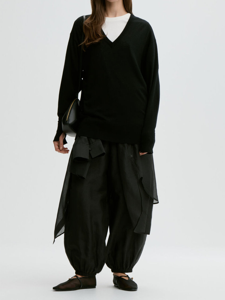 DERYA genser fra By Malene Birger i fargen sort, laget i lyocell, ull og silke. Dyp v-utringing og dropped skuldre.
