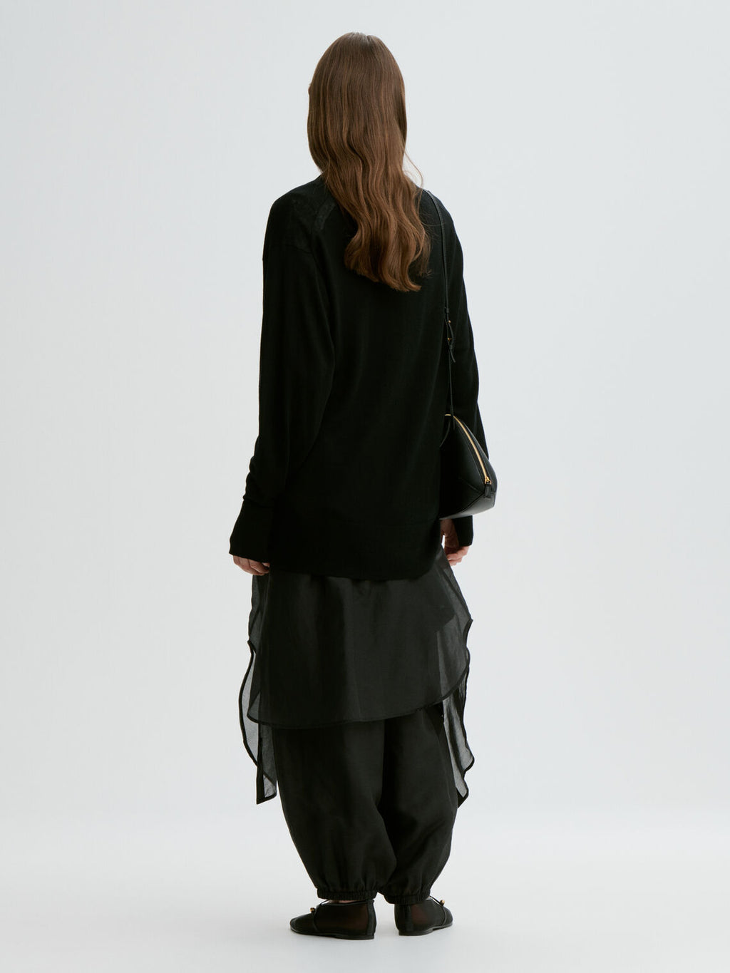 DERYA genser fra By Malene Birger i fargen sort, laget i lyocell, ull og silke. Dyp v-utringing og dropped skuldre.