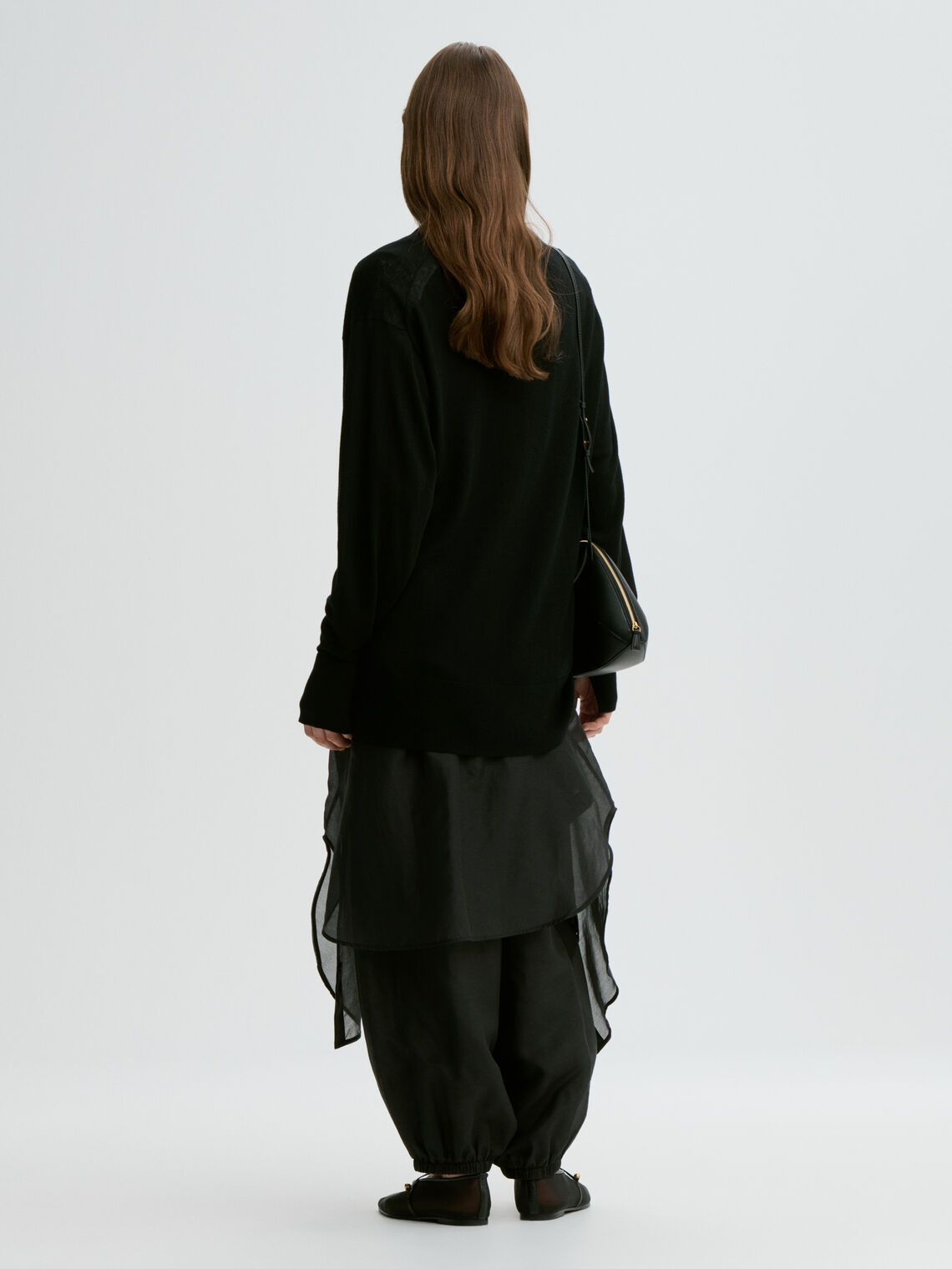 DERYA genser fra By Malene Birger i fargen sort, laget i lyocell, ull og silke. Dyp v-utringing og dropped skuldre.
