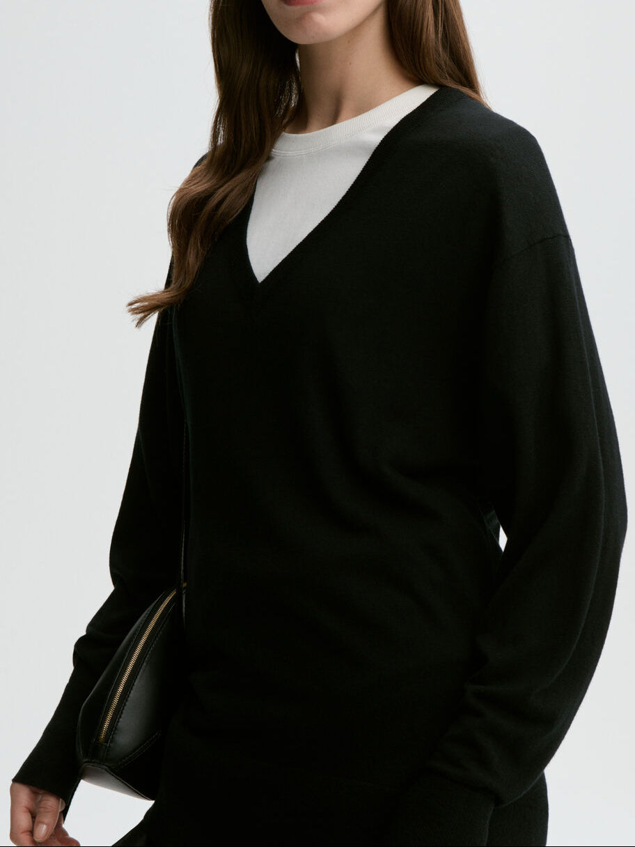 DERYA genser fra By Malene Birger i fargen sort, laget i lyocell, ull og silke. Dyp v-utringing og dropped skuldre.