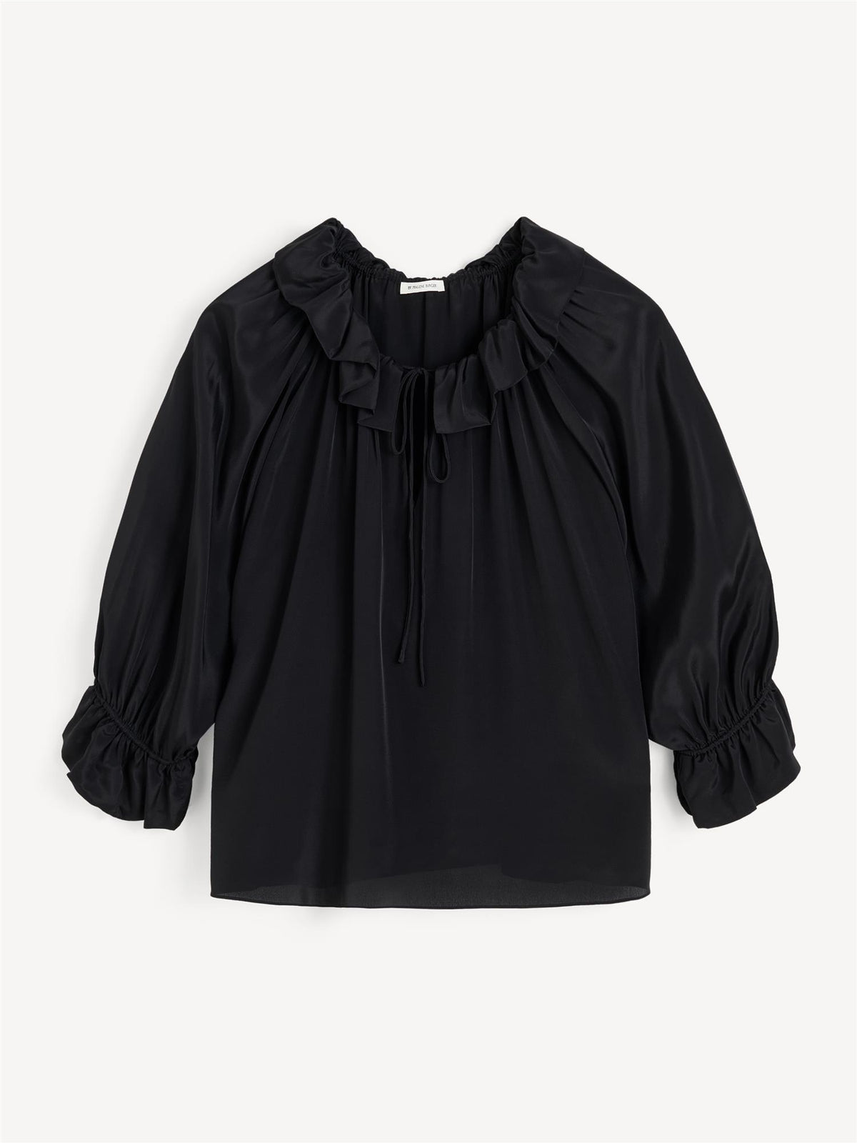 Sort DICTE bluse fra By Malene Birger i viskose og silke, oversized passform med v-hals, knyting og rysjedetaljer.