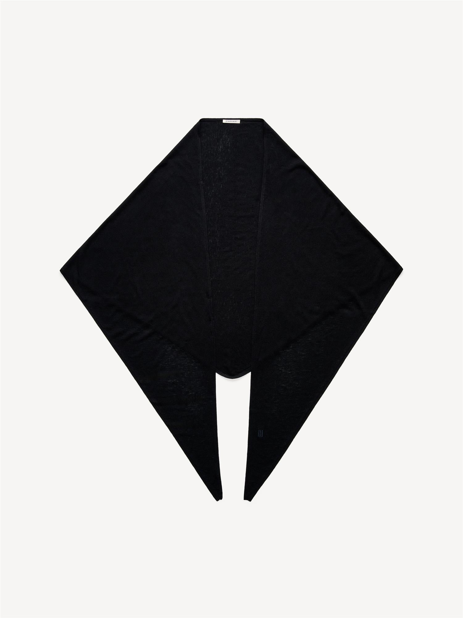 By Malene Birger Dorothea skjerf i sort, myk ull og silke, med et tynt og elegant design.