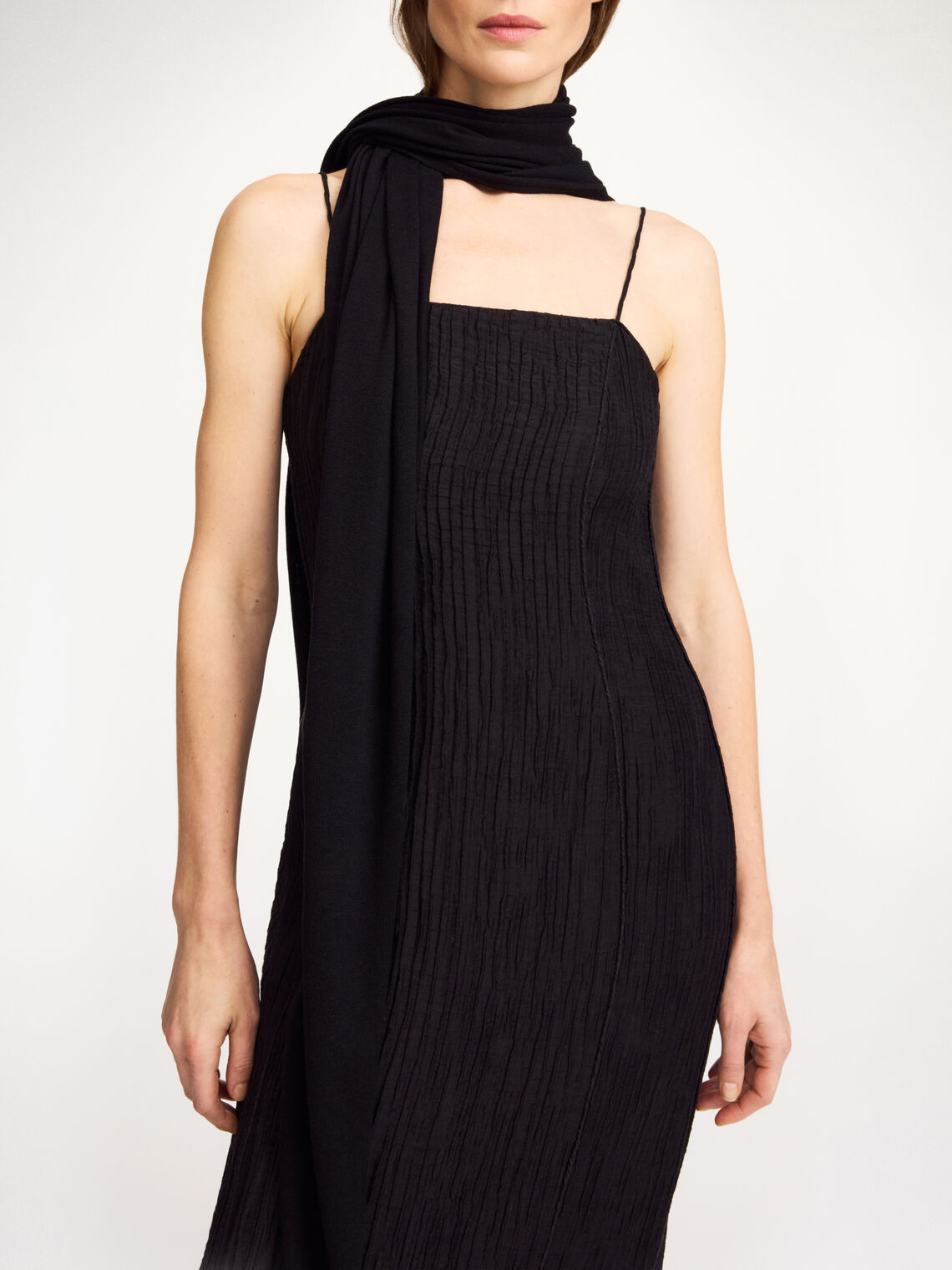 By Malene Birger Dorothea skjerf i sort, myk ull og silke, med et tynt og elegant design.