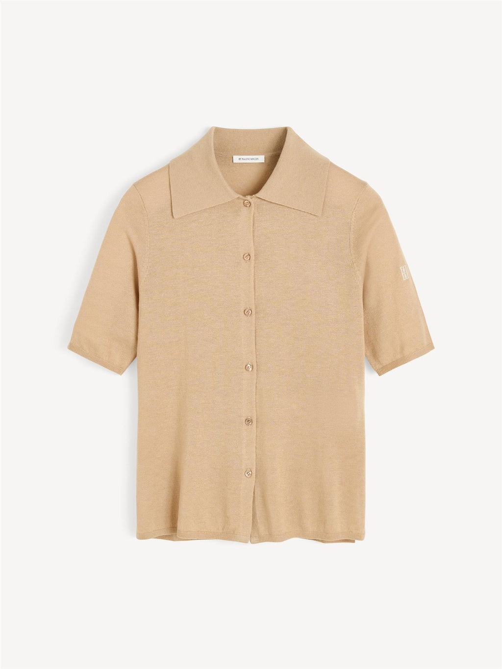 By Malene Birger Dotta bluse i beige, med krage og knapper, laget av en blanding av lyocell, ull og silke.