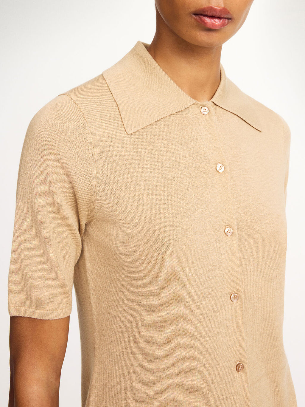 By Malene Birger Dotta bluse i beige, med krage og knapper, laget av en blanding av lyocell, ull og silke.