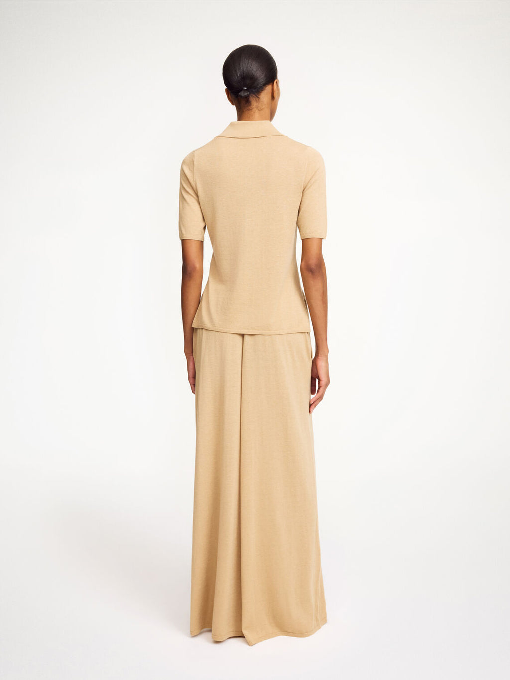 By Malene Birger Dotta bluse i beige, med krage og knapper, laget av en blanding av lyocell, ull og silke.