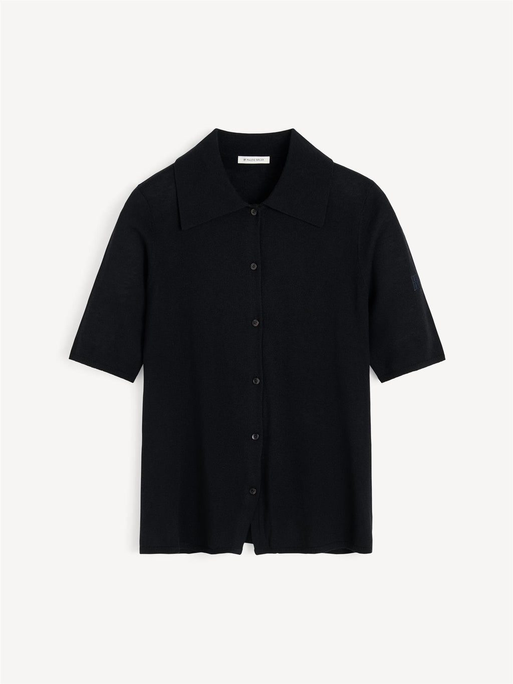 By Malene Birger Dotta bluse i sort, med krage og knapper, laget av en blanding av lyocell, ull og silke.