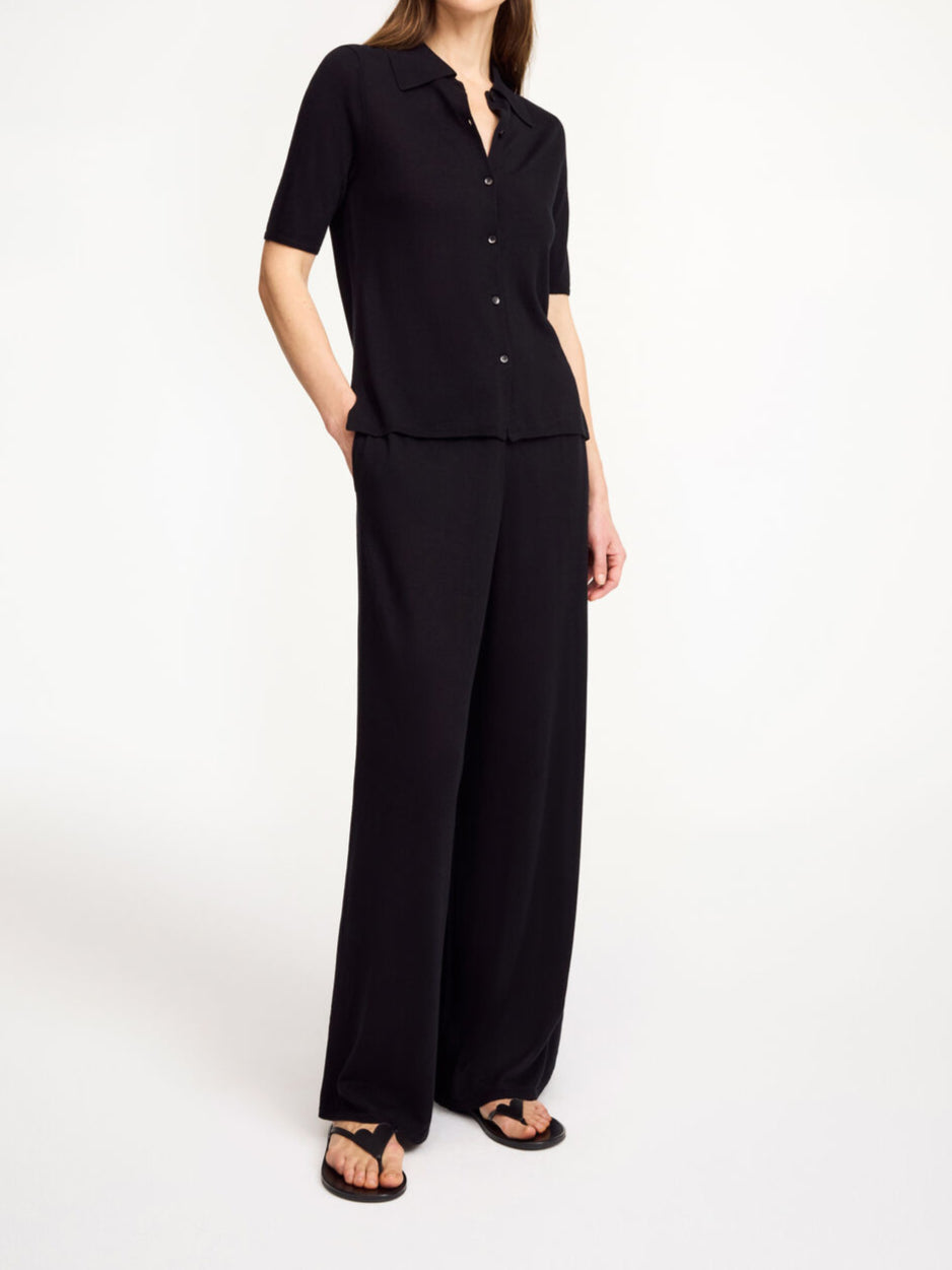 By Malene Birger Dotta bluse i sort, med krage og knapper, laget av en blanding av lyocell, ull og silke.