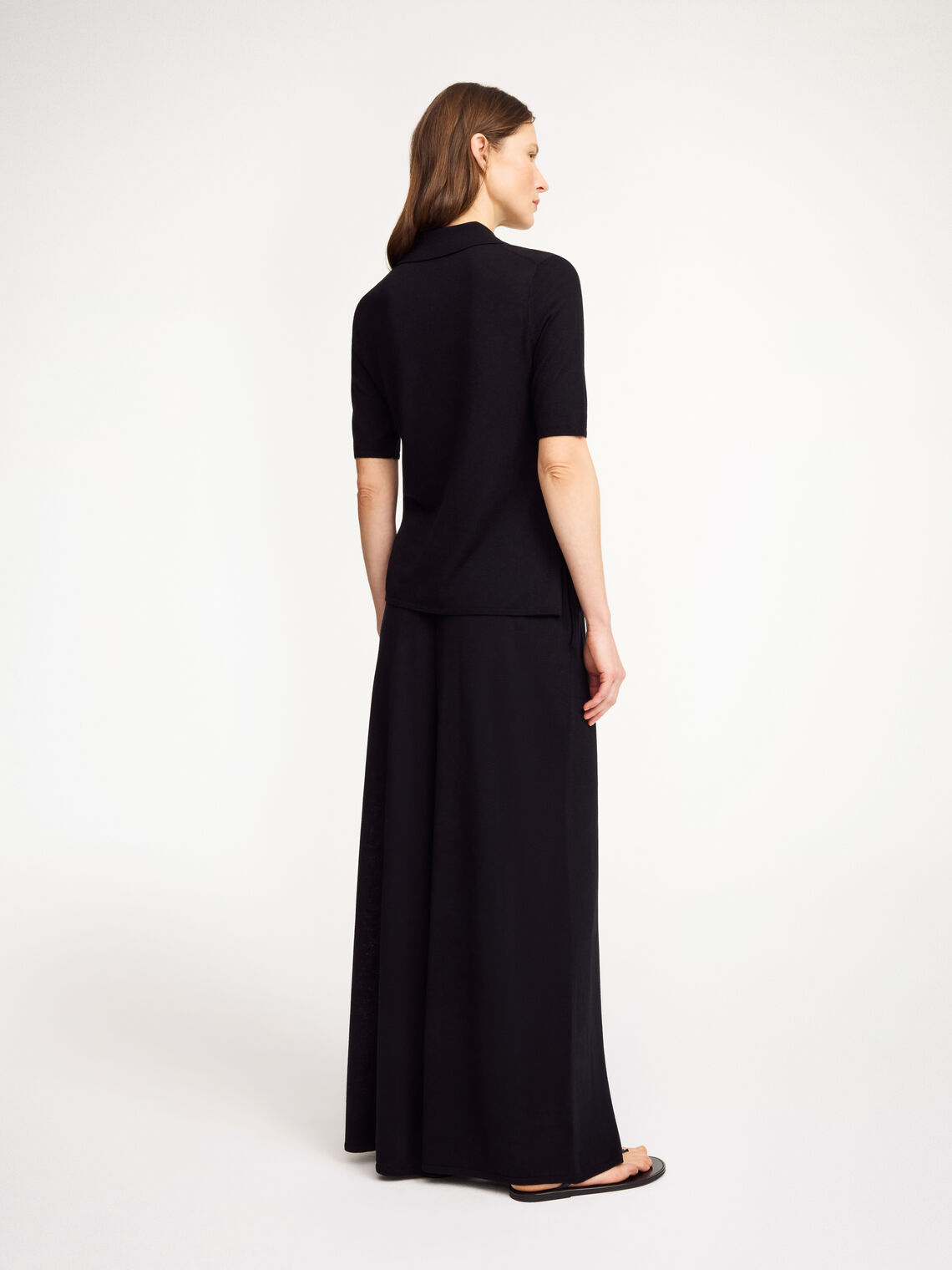 By Malene Birger Dotta bluse i sort, med krage og knapper, laget av en blanding av lyocell, ull og silke.