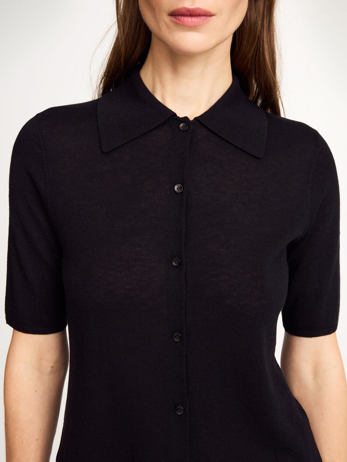 By Malene Birger Dotta bluse i sort, med krage og knapper, laget av en blanding av lyocell, ull og silke.