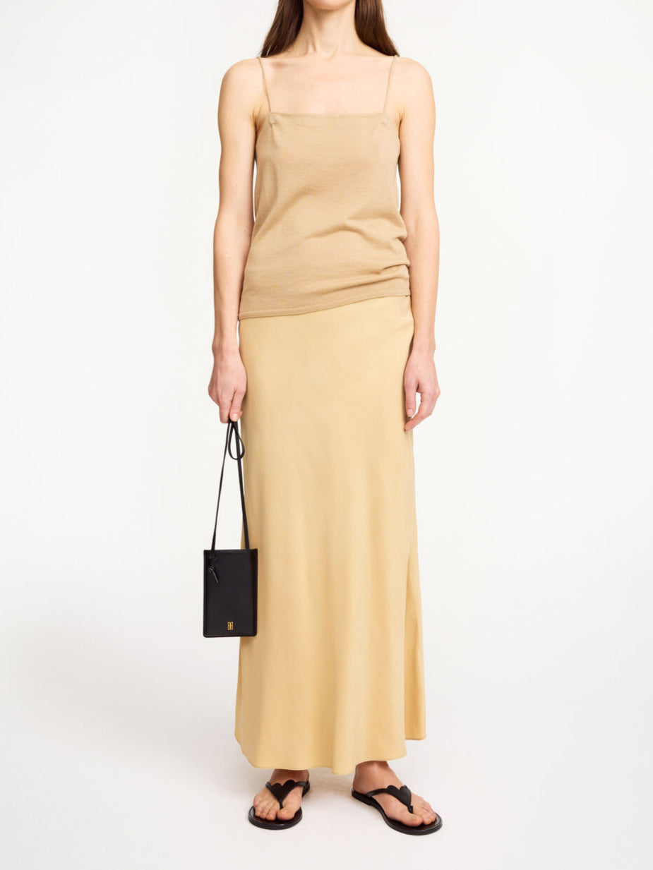 By Malene Birger Edel topp i beige, laget av en blanding av lyocell, ull og silke, med spaghettistropper og et flatterende design.