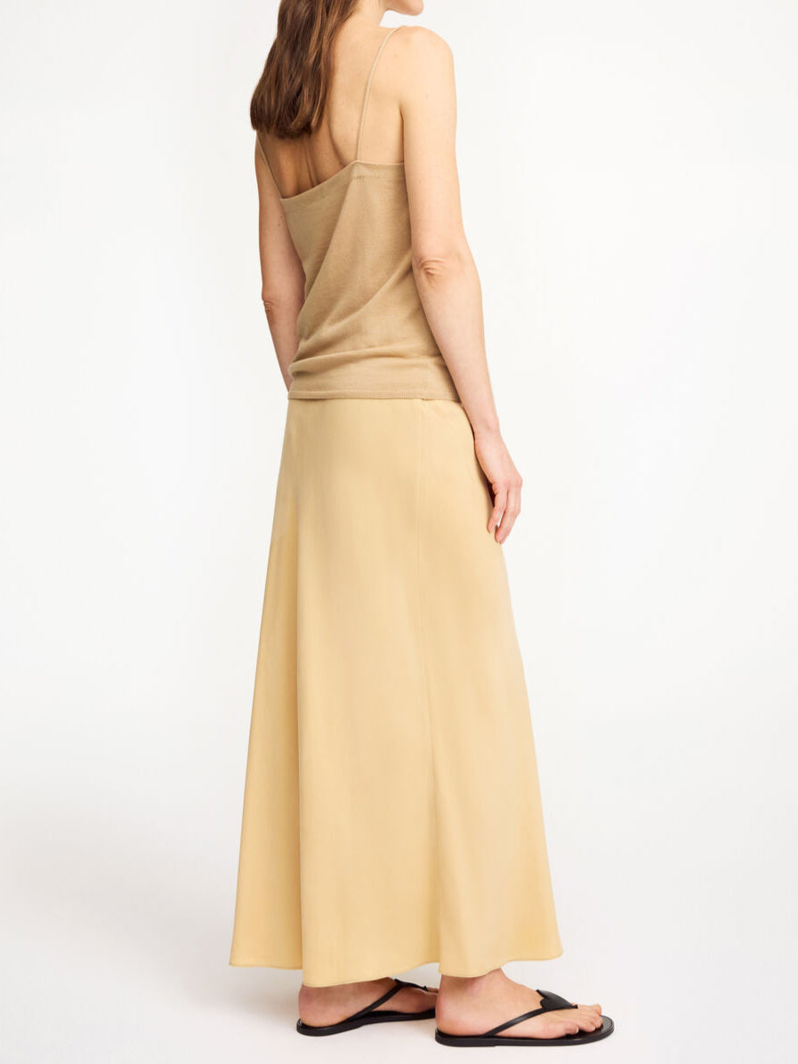 By Malene Birger Edel topp i beige, laget av en blanding av lyocell, ull og silke, med spaghettistropper og et flatterende design.