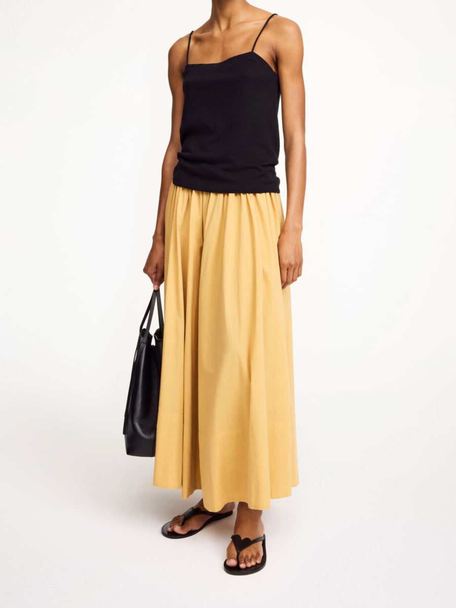 By Malene Birger Edel topp i sort, laget av en blanding av lyocell, ull og silke, med spaghettistropper og et flatterende design.