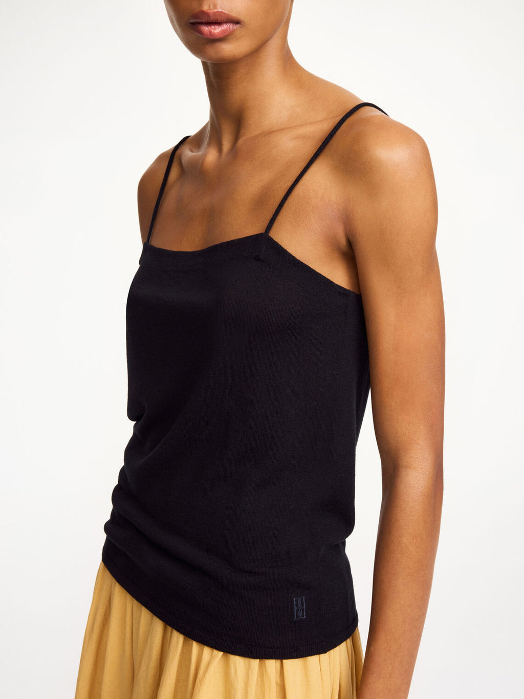 By Malene Birger Edel topp i sort, laget av en blanding av lyocell, ull og silke, med spaghettistropper og et flatterende design.