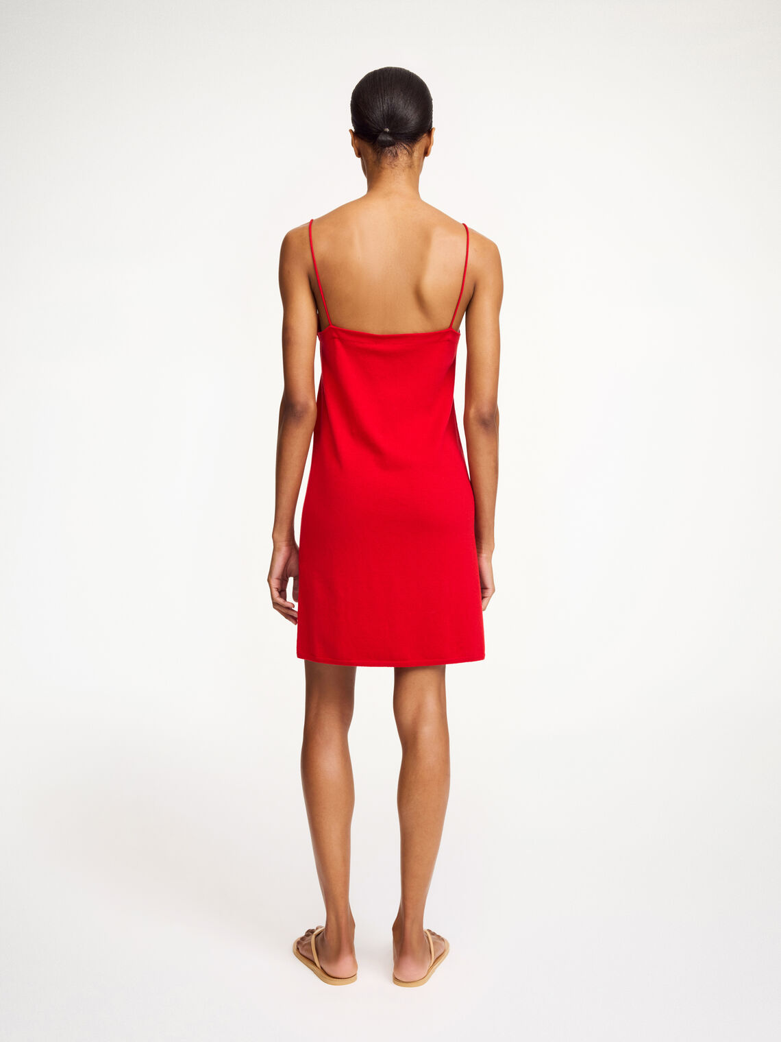 By Malene Birger Edello minikjole i rød, med spaghettistropper, laget av en blanding av lyocell, ull og silke.