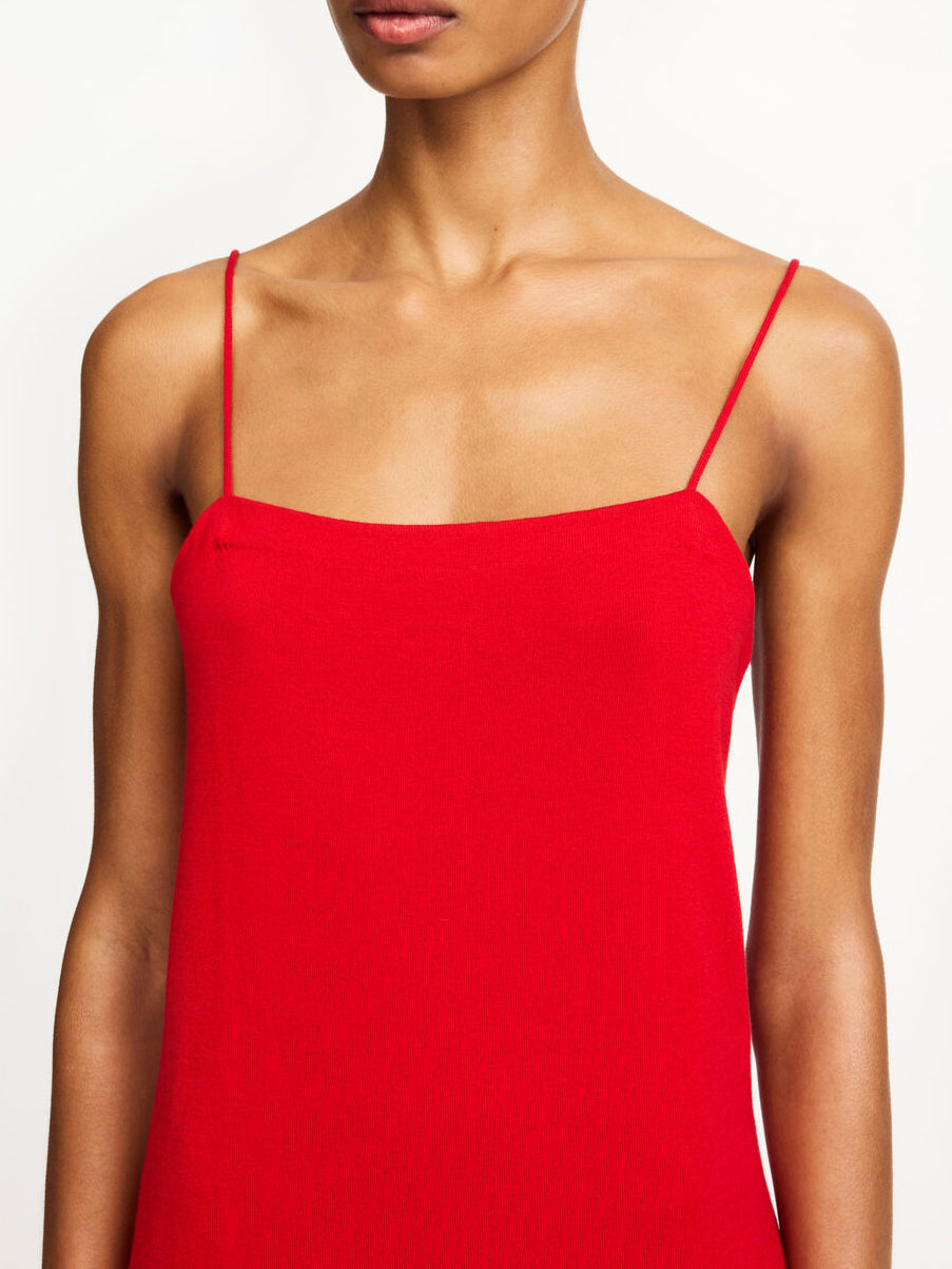 By Malene Birger Edello minikjole i rød, med spaghettistropper, laget av en blanding av lyocell, ull og silke.