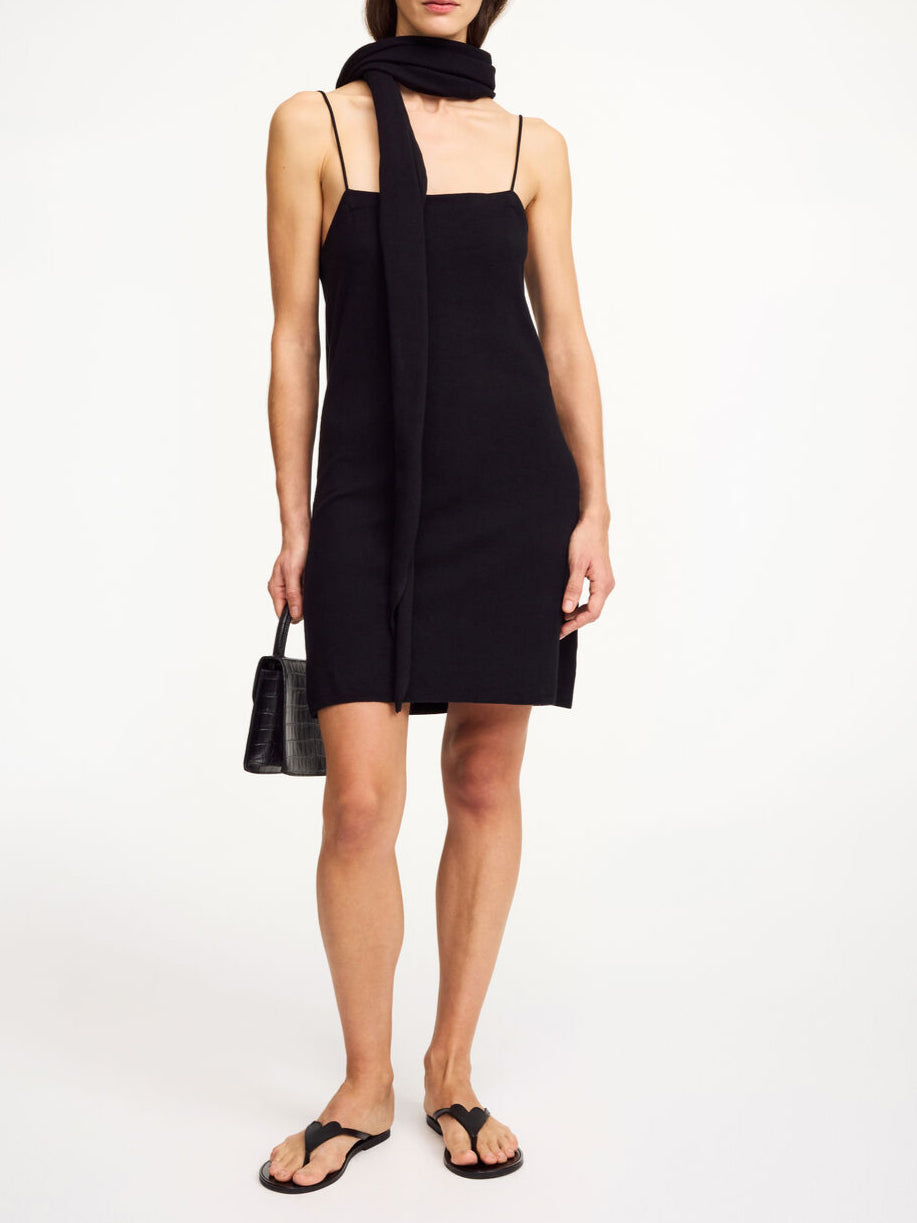 By Malene Birger Edello minikjole i sort, med spaghettistropper, laget av en blanding av lyocell, ull og silke.