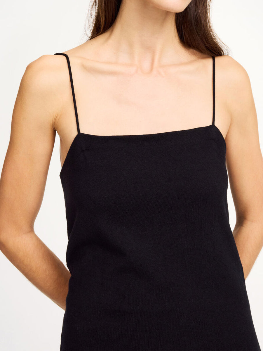 By Malene Birger Edello minikjole i sort, med spaghettistropper, laget av en blanding av lyocell, ull og silke.