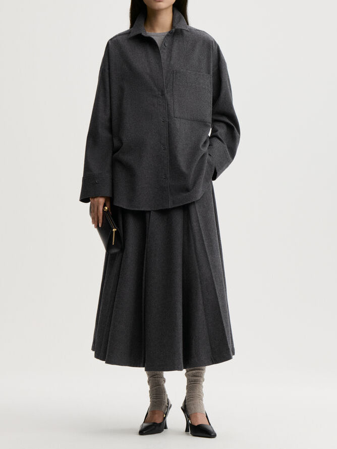 EDEN skjørt fra By Malene Birger i fargen mørkegrå, laget i 100% bomull (flanell). A-formet silhuett med lommer i siden og glidelås i siden.