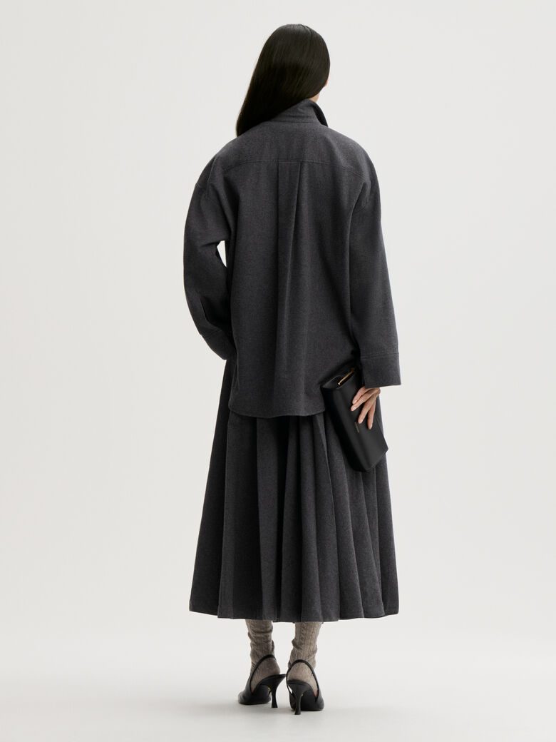 EDEN skjørt fra By Malene Birger i fargen mørkegrå, laget i 100% bomull (flanell). A-formet silhuett med lommer i siden og glidelås i siden.