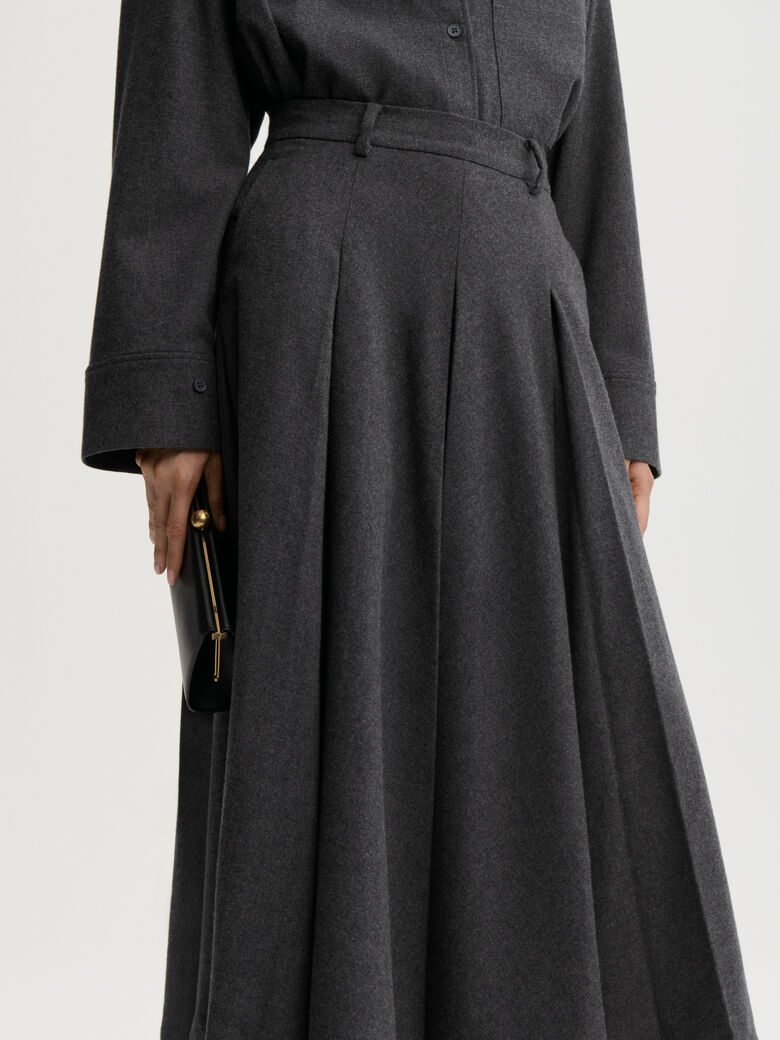 EDEN skjørt fra By Malene Birger i fargen mørkegrå, laget i 100% bomull (flanell). A-formet silhuett med lommer i siden og glidelås i siden.