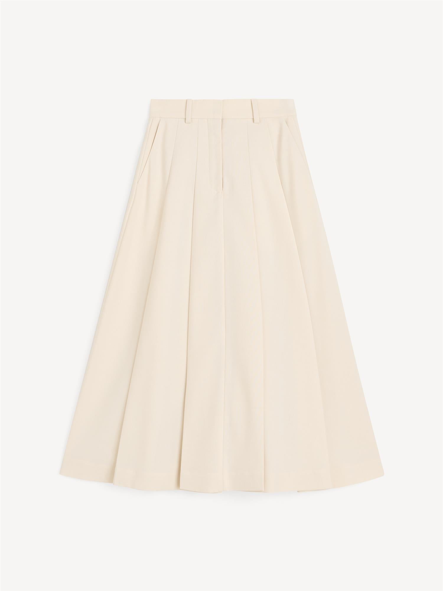 EDENA midi skjørt fra By Malene Birger i fargen kremhvit, laget i resirkulert polyester og ECOVERO viskose.