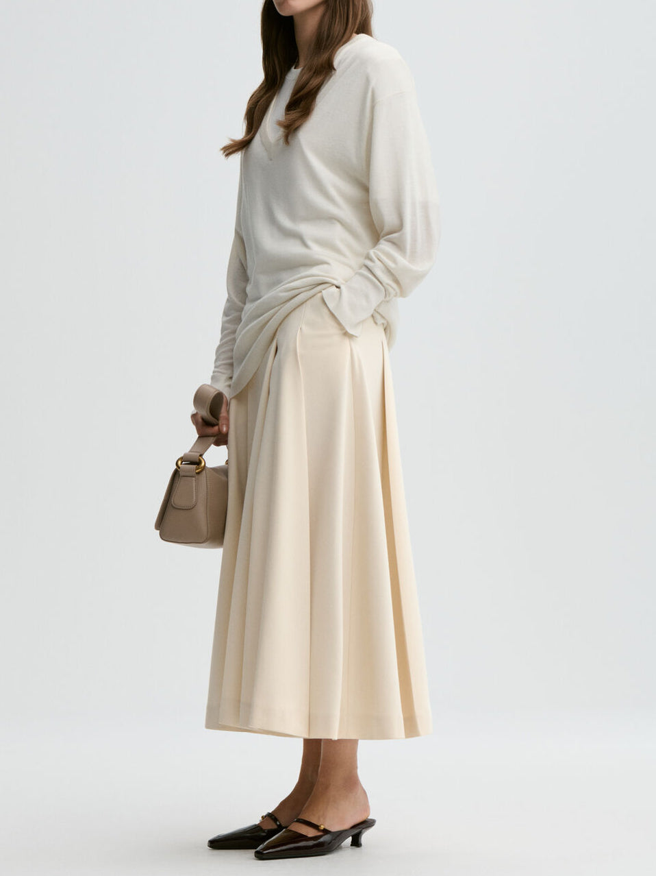 EDENA midi skjørt fra By Malene Birger i fargen kremhvit, laget i resirkulert polyester og ECOVERO viskose.