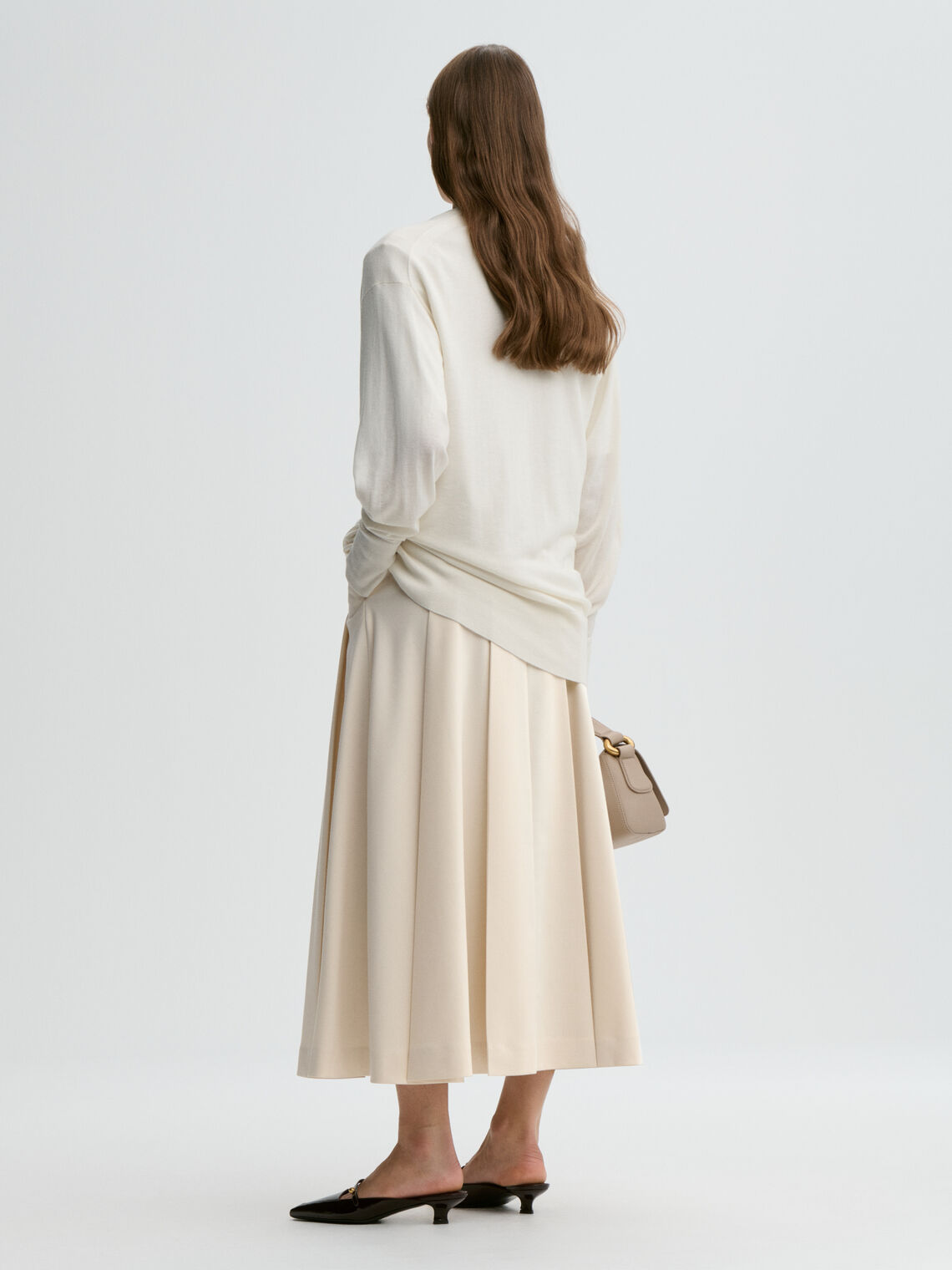 EDENA midi skjørt fra By Malene Birger i fargen kremhvit, laget i resirkulert polyester og ECOVERO viskose.