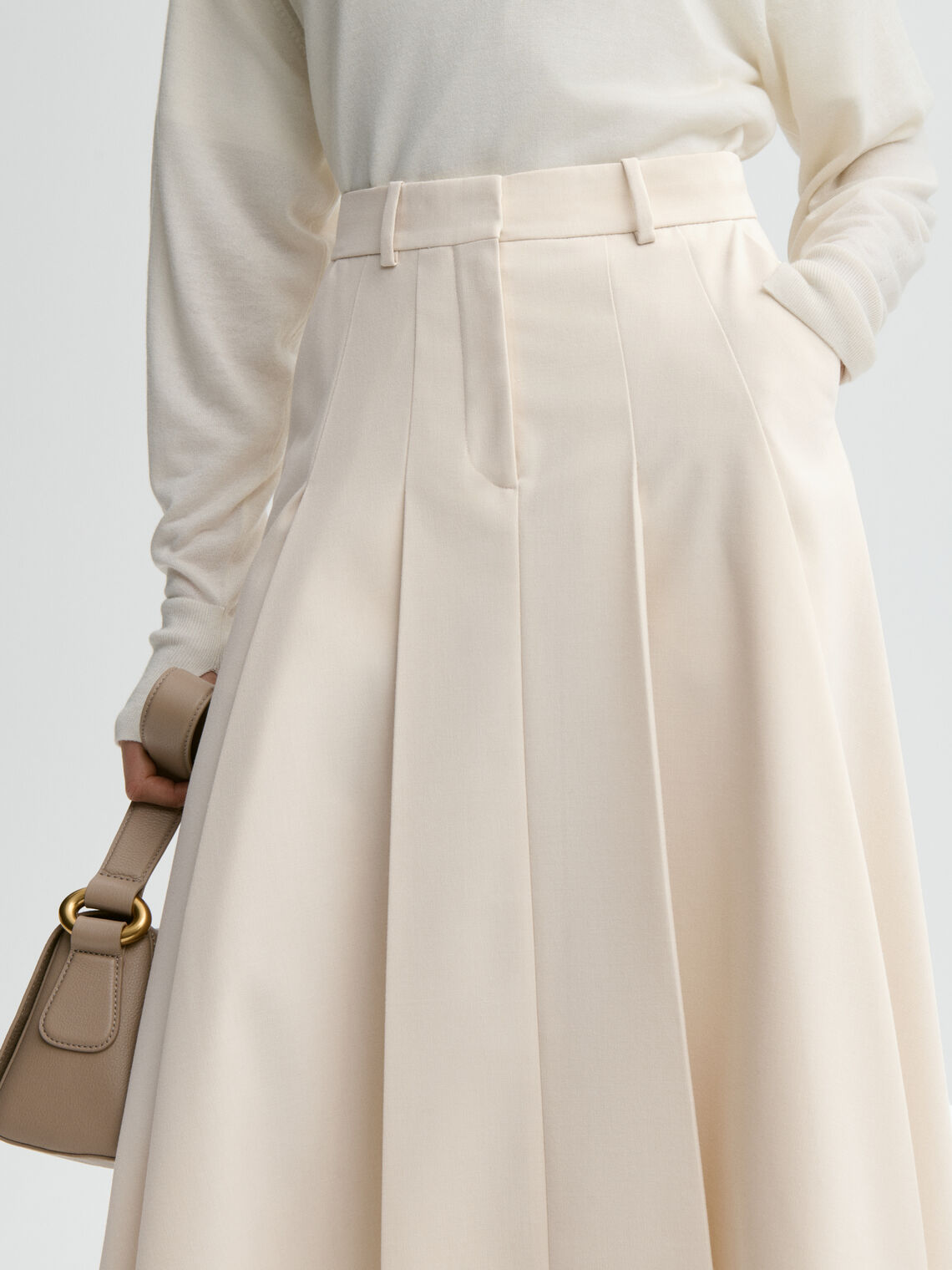 EDENA midi skjørt fra By Malene Birger i fargen kremhvit, laget i resirkulert polyester og ECOVERO viskose.