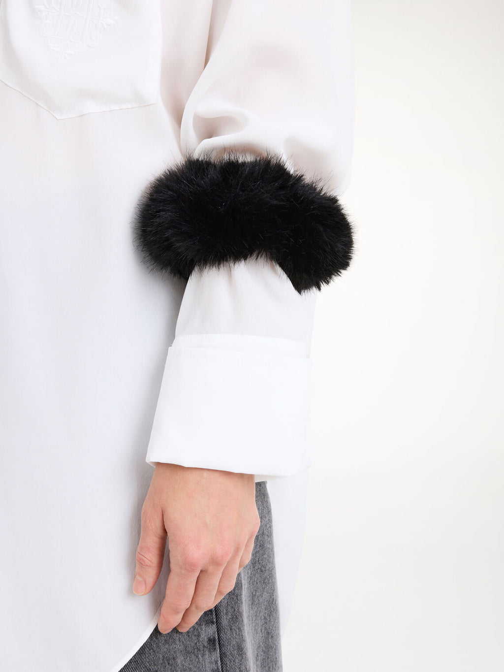 By Malene Birger Elbie mansjetter i sort, laget av 100% polyester med faux fur-struktur.