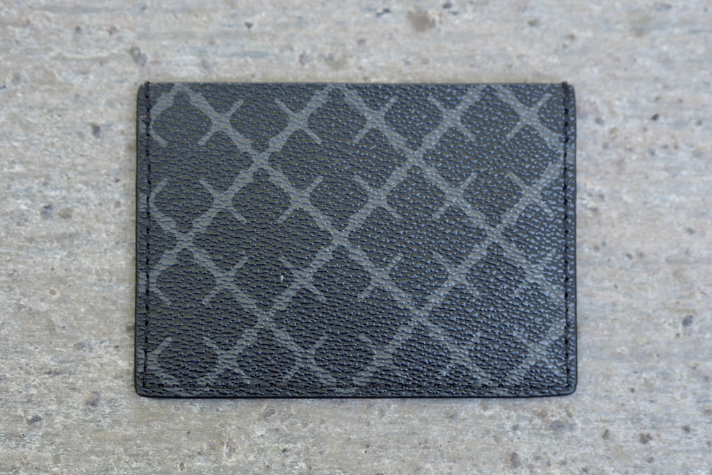 By Malene Birger Elia Card kortholder i koksgrå, laget av 100% polyvinylklorid, med Signature Flower-print og plass til flere kort.