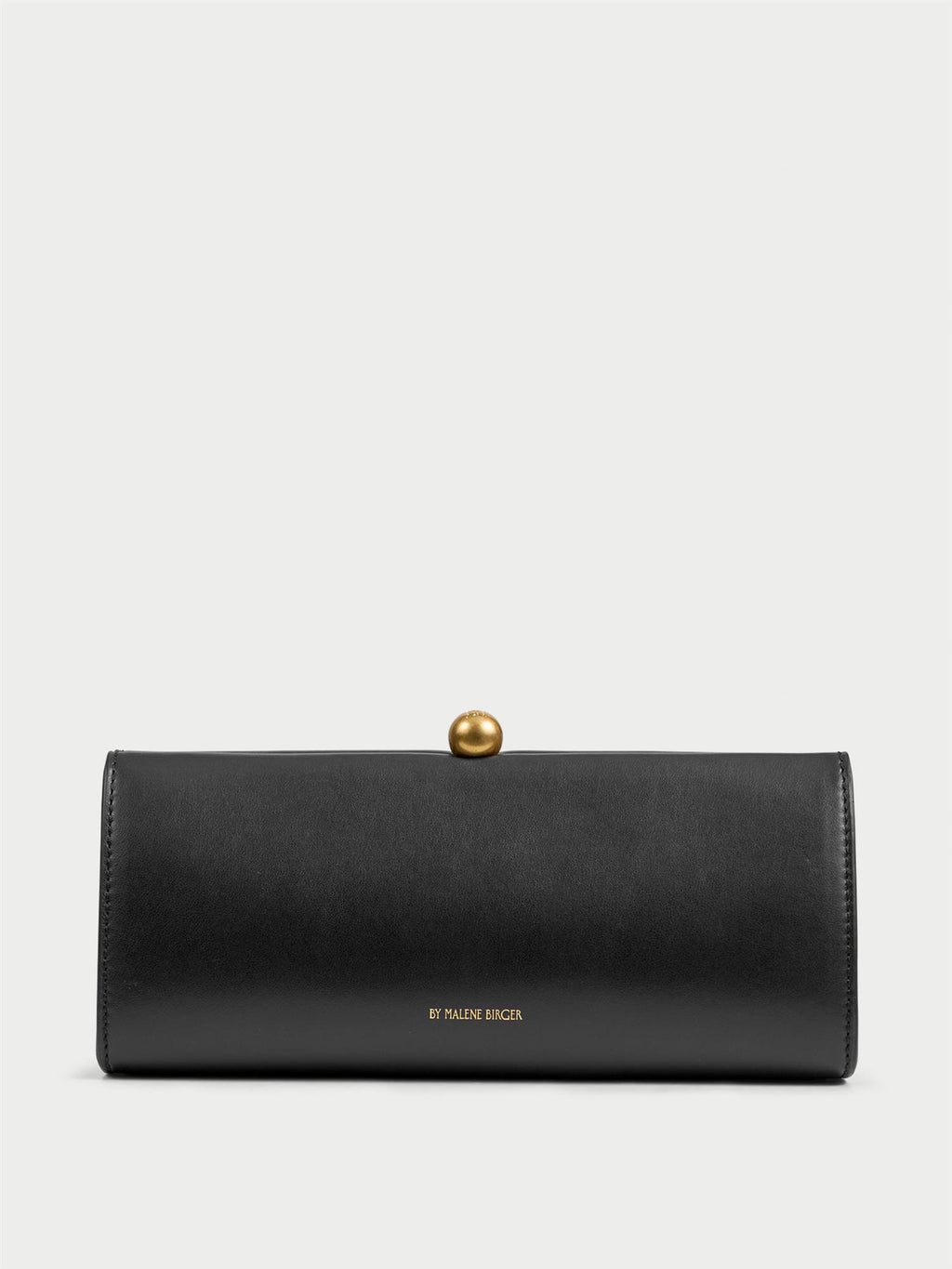 ELLON NAPPA veske fra By Malene Birger i fargen sort, laget i 100% kuskinn. Metallstropp, avtagbar skulderreim, innvendig lomme og "Kiss-Lock"-lukking.