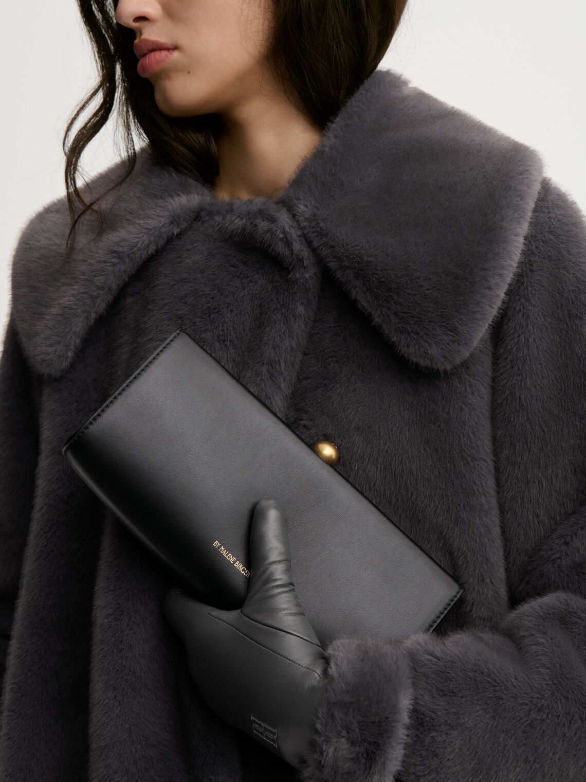 ELLON NAPPA veske fra By Malene Birger i fargen sort, laget i 100% kuskinn. Metallstropp, avtagbar skulderreim, innvendig lomme og "Kiss-Lock"-lukking.